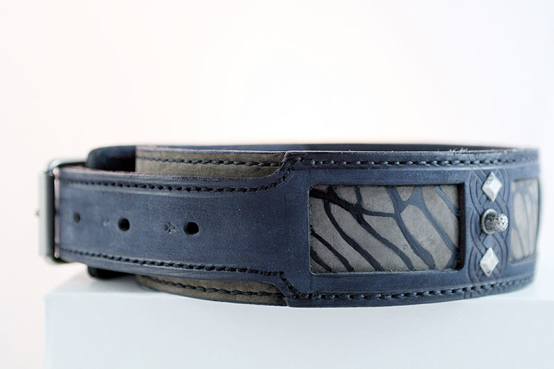 Ishtar - Blue leather dog collar with abstract handprint