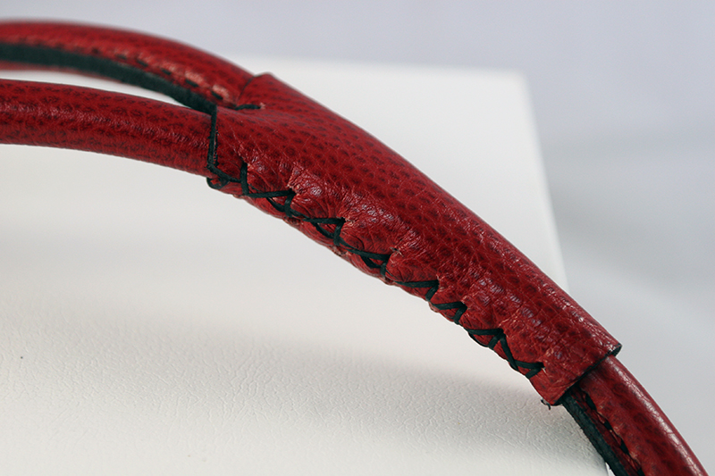 Workshop Sauri - red leather leash hand stitching