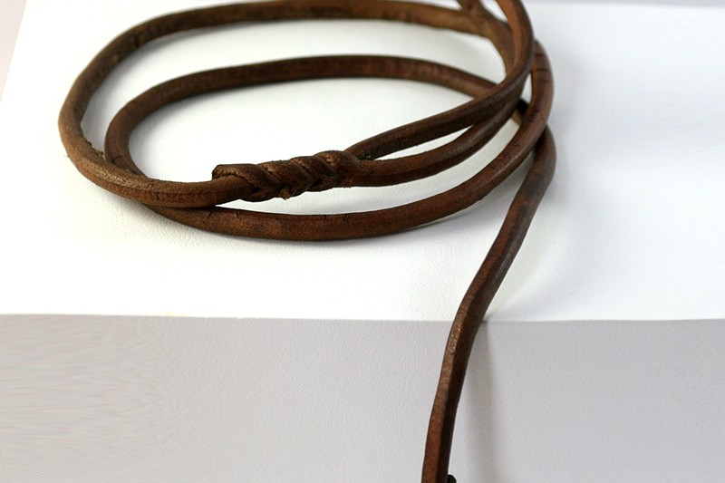 Round leather lead